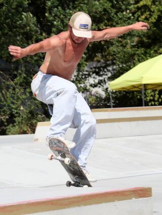 Aus Tübingen kommt Manuel Ringwald angereist und präsentiert, was man auf dem Skatepark mit seinem Board alles machen kann.