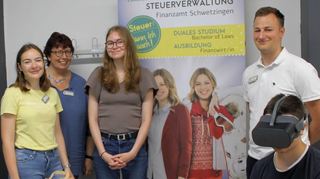 Dana Vidak (v. l.) , Carmen Rosenberger, Melissa Gerk und Samuel Benz von der Steuerverwaltung des Finanzamts lassen Alexander Mykulanynets mit einer VR-Brille einen virtuellen Rundgang erleben.