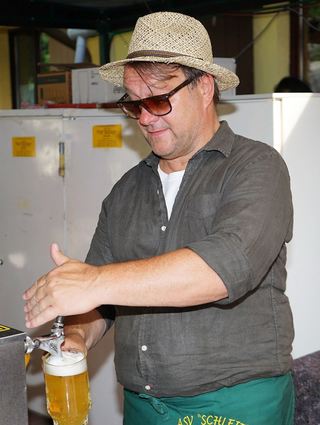 Guido Hillengaß vom Kulturamt der Gemeinde zapft unermüdlich Bier für die durstigen Kehlen.