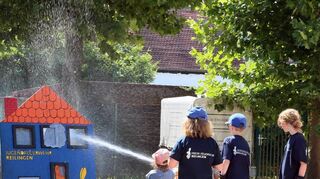 So macht das Sommerfest Spaß: Die Wasserzielschieß-Station ist die Attraktion bei den heißen Tem-peraturen, doch auch andere Angebote für Kinder sind rege genutzt.