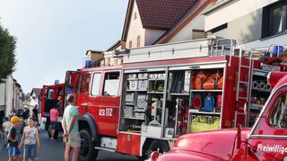 Einsatzfahrzeuge aus der Nähe betrachten: Diese Möglichkeit bietet das Feuerwehrfest den Besuchern, die dabei entdecken können, was alles an Ausstattung in den Wagen steckt.