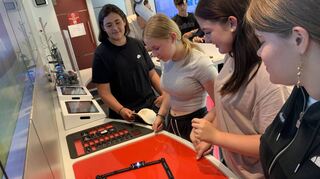 Technik zum Anfassen: Santiago (v. l.), Madlin, Leonie und Linea aus der 8b bauen eine Reihenschaltung und bringen damit ein LED zum Leuchten im Truck des Arbeitgeberverbands Gesamtmetall der Metall- und Elektroindustrie.