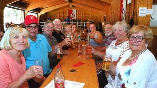 Lassen sich von der Hitze beim Waldfest der HCG nicht abschrecken: Gudrun Kief (v. l.), Fritz Rösch, Helmut Kief, Werner Schlampp, Michelle, Lacey, Corinna Röder, Wilfried Roder (USA), Elisabeth Schlampp und Sieglinde Bohrmann.