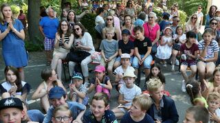 Das Publikum macht es sich derweil im Schatten gemütlich – schließlich zeigt der Sommer derzeit, was er kann.