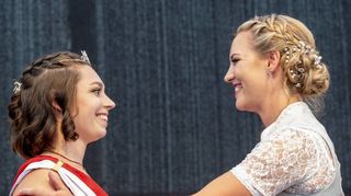 Amtsübergabe: Die neue Speyerer Brezelkönigin Lea Leddin (l.) nimmt von Vorgän-gerin Anne-Susann Sperling die Krone entgegen.
