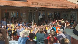 Die Markuskinder eröffnen das Sommerfest mit einem Chorlied.