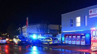 Polizei- und DRK-Einsatzfahrzeuge vor der DRK-Rettungswache im Talhaus, auf deren Dach die Unterkunft für wohnungslose Menschen untergebracht ist.