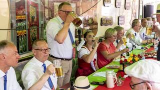 Feiern macht durstig: Der Frühschoppen des Verkehrsvereins ist einer der Höhepunkte des Brezelfestes. Vorsitzender Uwe Wöhlert (3. v. l.) genießt einen Schluck Bier, bevor er die Gäste dazu begrüßt und eine erste Bilanz zieht.