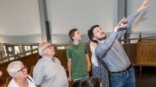 Paul Hafner (r.) erklärt interessierten Besuchern die Technik der Orgel in der Kirche.