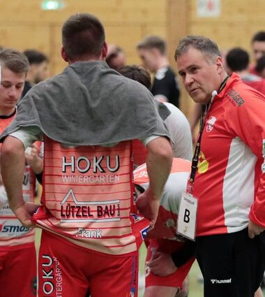 Trainer Martin Schnetz – hier mit Björn Koffeman (v. l.) und Carsten Frank – bleibt auch in der nächsten Saison Trainer der HSG.