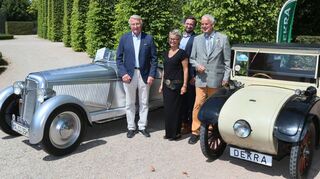 Hans Hedtke (v. l.), Sandra Moritz, Wolfgang Gauf und Johannes Hübner präsentieren nach der Pressekonferenz einen Adler mit dem Baujahr 1935 und einen Dekra „Kommissbrot“ im Schlossgarten.