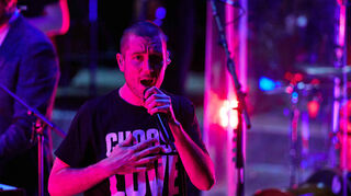 Sänger Dan Campbell Smith tritt 2020 mit seiner britischen Indie-Rockband Bastille bei dem Benifiz-Konzert "Channel Aid" der Videoplattform Youtube in die Elbphilharmonie auf.