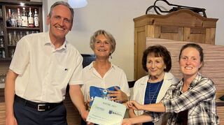 Bürgermeister Dr. Ralf Göck (v. l.) mit Bürgermeisterin Marie-Christine Ségui, Michèle Crocheton und Marion Balaÿ vom Partner-schaftskomitee aus Ormesson mit einer Tafel als Erinnerung an das Treffen.