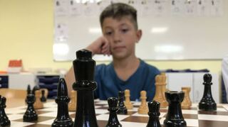 Konstantin ist einer von drei aktiven Schülern in der Schach-AG.