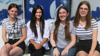 Jugendgemeinderat-Sprecherin Vanessa Greif (v. l.) sowie die Mitglieder Patricia Daliana Ludvig, Anthea Reeb und Famke Gradi posieren vor dem Reilinger Wappen am Jugendplatz, dem Paradeprojekt des ersten Amtsjahrs.
