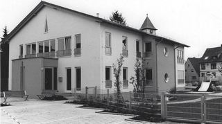 Frisch eingeweiht im Juli 1998: der schmucke Neubau mit noch unverbauter Nachbar-schaft und ohne Baumbewuchs vor 25 Jahren.
