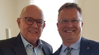 Wolfgang Klein (l.) gibt sein Präsidentenamt bei den Lions Schwetzingen an Walter Büttner weiter.