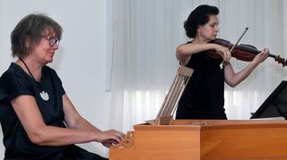 Kirstin Kares (l.) und Benedetta Constantini bilden zusammen mit Gabriela Bradley und Bernhard Gärtner die „Hofcapelle Carlsruhe“.