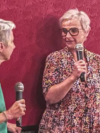 Doris Steinbeißer (l.) im Gespräch mit Marion Rung-Friebe, Vorstand des Adipositas Verbands Deutschland, bei der Vorführung des Films „The Whale“.