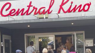 Trotz heißer Temperaturen herrscht beim Kirchenkino im „Central“ großer Andrang. Das Thema Adipositas interessiert sehr.