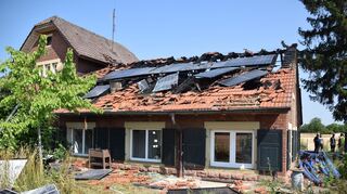 Das Dach des denkmalgeschützten Gebäudes ist von den Flammen zerstört.