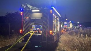Als die Feuerwehr mit mehreren Löschfahrzeugen am Brandort eintrifft, herrscht noch Dunkelheit.