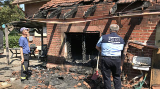 Der Brandursache wird von den Ermittlern der Polizei auf die Spur gegangen.