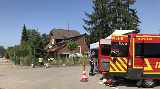 Die Feuerwehr ist auch Stunden nach dem Löschen des Brandes noch vor Ort.
