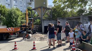 Viel Andrang herrschte an der Bagger-Station, an der Kinder zusammen mit Bauhofmitarbeiter Nico Matthes Sand auf einen Lkw laden durften.