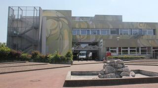 Der Brunnen der Theodor-Heuss-Schule in Oftersheim soll Ende des Jahres abgebaut werden. Aus der Fläche könnte dann eine kleine grüne Oase werden, die von der Natur-AG betreut werden könnte.