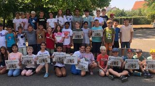 Die Kinder der Klassen 4a und 4b der Humboldtschule halten begeistert die Schwetzinger Zeitung hoch. Während des Projekts „Klasse Kids“ haben sie sich intensiv mit den Nachrichten aus der Region beschäftigt.
