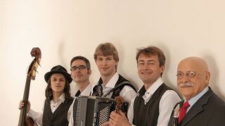 <p>Der Maestro und seine vier Musiker: Giora Feidmann (rechts) kommt am 16. Januar mit "Gitanes Blondes" in die Dreifaltigkeitskirche.</p>