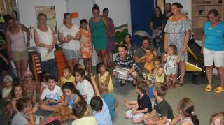 Ernährungswissenschaftlerin Sigrid Fellmeth (Mitte) erzählt den jungen Projektteil-nehmern beim Kindergarten St. Lioba einiges über gutes Essen.