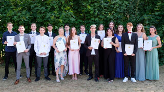 Hintere Reihe: Elias Ciuman, Patrick Keller, Leon Weimer, Kian Rombach, Lukas Vögele, Marlene Fesing Feijóo, Hannah Liebach, Danielle Schittenhelm, Jilliana Pfeifer, Sophia Schleich Vordere Reihe: Elias Drozd, Liam Breuninger, Michelle Schönberg, Clara Reinhard, Steven Haaß, Samira Hirsch, David Schaefer Ob Jilliana Pfeifer und Sophia Schleich in der hinteren Reihe stehen oder in der vorderen - das dürfen Sie entscheiden. Und auf einem der beiden Bilder ist links außen der Klassenlehrer, Björn Achenbach, zu sehen.