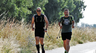 SZ-Redakteur Michael Wiegand (r.) begleitet den engagierten Sportmediziner bei einem Trainingslauf fast 30 Kilometer weit.