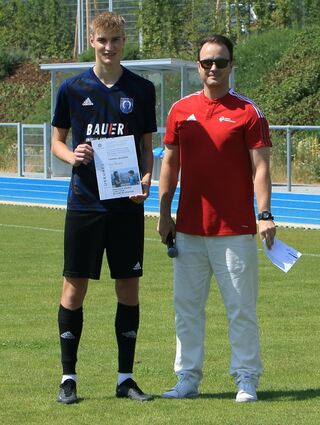 Kreisjugendleiter Sebastian Schmid (r.) überreicht Tamino Lechner den Fairnesspreis.