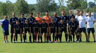 Die erste Mannschaft des FV Brühl zur kommenden Saison: Thorsten Barth (Sportlicher Leiter, hinten v.l), Milot Berisha (Co-Trainer), Vincent Calvan, Phillip Onos, Elias Geyer, Mario Prskalo (noch offen) Franklin Stepanov, Justin Rehberger, Tamino Lechner, Frank Aluttis (Co-Trainer), Andreas Backmann (Trainer), Johannes Thiel (Teammanager) sowie Jonas Can (vorne v. l.), Matheo Mitsch, Alkan Albayrak, Kaan Yesilyurt, Aron Späth, Filip Riskovski, Aiman Kurt. Es fehlt Gianluca Mantel.