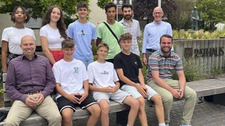 Die erste öffentliche Sitzung des neuen Jugendbeirats liegt hinter ihnen: Bürgermeister Timo Wangler (vorne v. l.), Nico, Kobe, Elias und David Fitterling von der Gemeinde, Shanelle (hinten v. l.), Johanna, Luca, Sören, Emanuel Kuderna von der Mobilen Jugend-arbeit und Hauptamtsleiter Ulrich Knörzer.