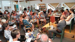 Im Gemeindezentrum stellen (v. r.) Christina Schobert, Barbara Hennl-Goll, Dagmar Krebaum und Jürgen Haber ihre Lieblingsbücher für den Sommer vor.