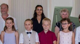 Die Schüler von Tatjana Worm-Sawosskaja (r.) und ihren Lehrerinnen geben im Palais Hirsch ein Konzert – und spielen dabei auch zeitgenössische Musik.