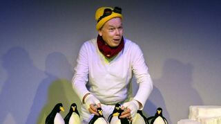 Schauspieler Peer Damminger ist mit seinen Pinguinen schnell der Liebling der Grundschüler.