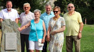 Die BdV-Vorsitzende Hannelore Kilian (2. v. r.), der Vertreter der katholischen Kirchengemeinde Klaus Mann (1. v. r.), CDU-Fraktionssprecher Markus Fuchs (3. v. r.), OB Marcus Zeitler (hinter dem Stein) sowie der stellvertretende CDU-Vorsitzende Thorsten Völlmer (l. neben OB) haben sich beim Gedenktag um das Mahnmal gruppiert.