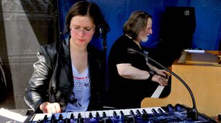 Regina Litvinova spielt am Keyboard, Richie Beirach am akustischen Piano. Derzeit arbeiten sie an einem gemeinsamen Album.