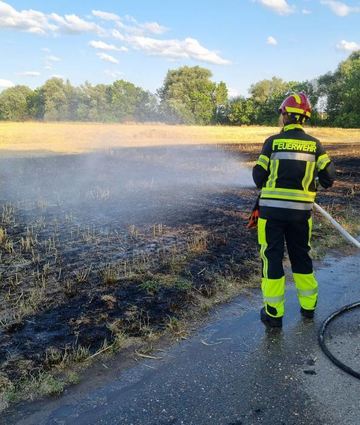 Die Feuerwehr löscht derzeit viele Brände – hier an der Landstraße 630.