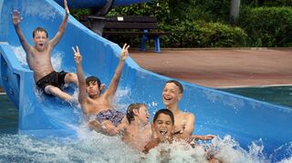 Sie ist schon seit Jahren eine wichtige Attraktion im Freibad – die 67 Meter lange Wasserrutsche wird immer gern zum Spaßzentrum bei einem Besuch der Freizeitanlage in Brühl.