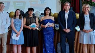 Ulla-Britta Rücker (l.), Rainer Prisslinger (2. v. r.) und Heide-Rose Gönner (r.) gratulieren den Preisträgern Matteso Nemeth (BK v. l.), Fabienne Weis (BK), Joy Pendo Ndewa (BK), und Selcan Tekin (BFW).