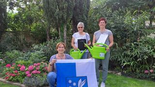 Hier bewerten sie gerne: Die Jurymitglieder Maria Artner (v. l.), Verena Schlager und Melanie Rohr stehen inmitten eines Garten-Juwels.