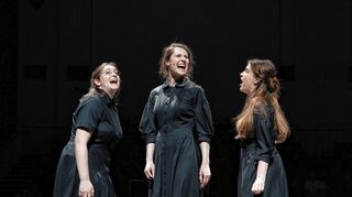 Sie sollen verheiratet werden und wollen doch selbst entscheiden: Rebecca Blanz (Hodel), Henriette Blumenau (Zeitel) und Nataliia Shumska (Chava).