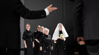 Tevjes Tochter Zeitel, gespielt von Henriette Blumenau, zusammen mit Mutter Golde (Chantal Le Moign) und Claudia Renner (Jente), Gerda Maria Knauer (Rifka) und Susanne Scheffel (Schandel).
