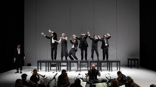 Dominik Maringer (Mottel), Silvester von Hößlin (Perchik), Karl Adolf Appel (Motschach), Klaus Brömmelmeier (Tevje), Thomas Berau (Lazar), Daniel Wagner (Mendel), Uwe Eikötter (Rabbi) und das Nationaltheater-Orchester.